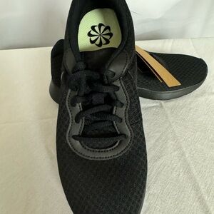 Women’s Size 7.5 NIKE Tanjun Black Sneakers Black on Black – New in box